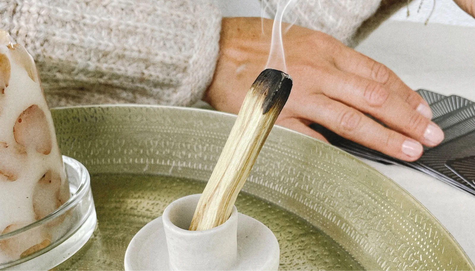 Palo Santo wird in einer Schale angezündet
